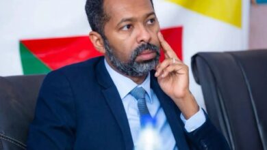 خالد سلك يدخل في جدال حاد مع خالد الإعيسر