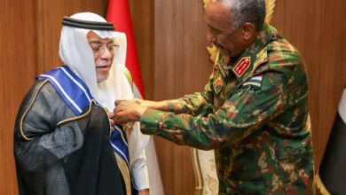 البرهان يستقبل السفير السعودي علي بن حسن جعفر ويمنحه وسام النيلين