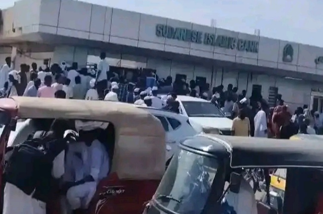 عاجل.. نهاية مهلة استبدال العملة القديمة وزحام البنوك
