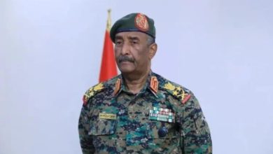 البرهان يوجه سلطات الخرطوم بعدم مضايقة بائعات الشاي